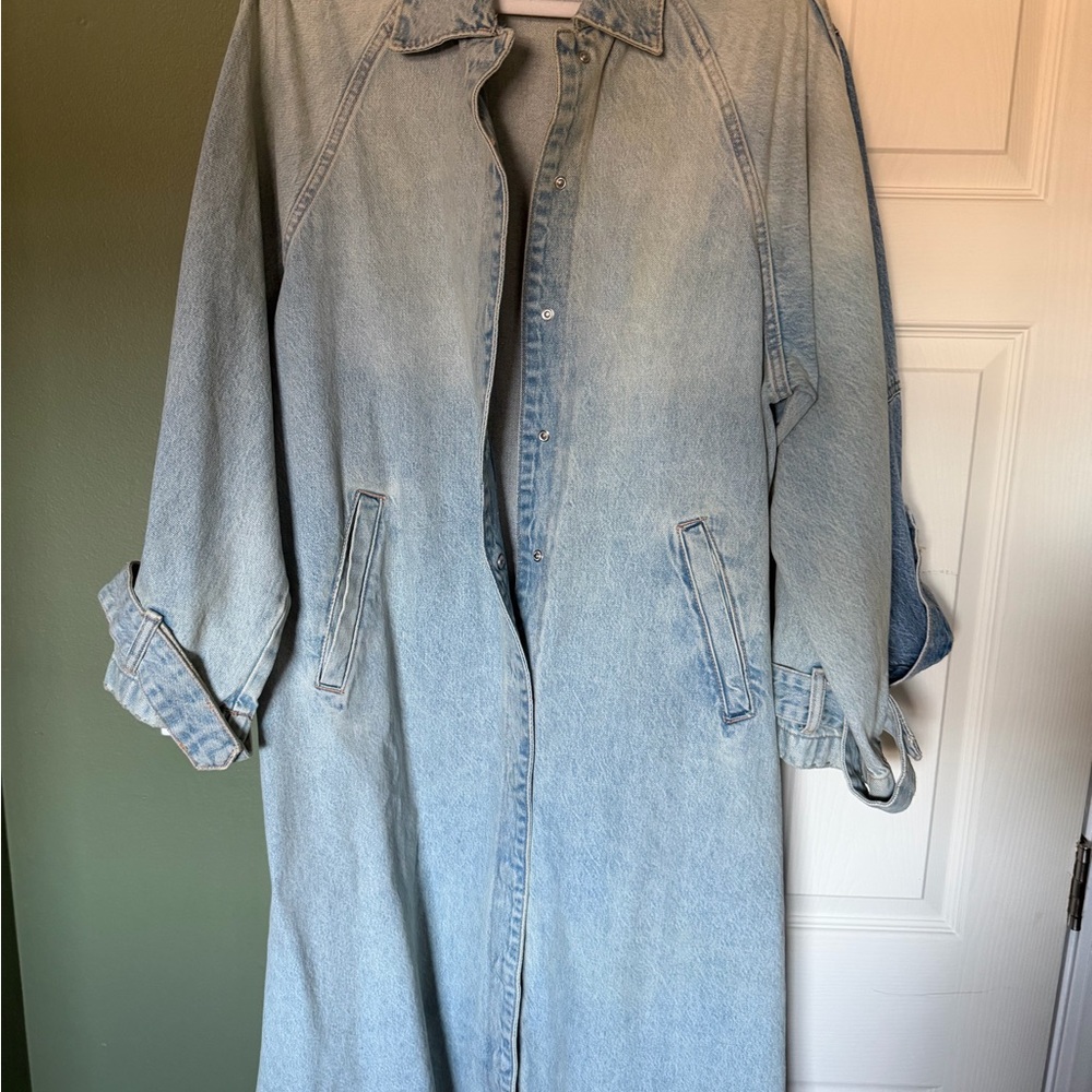 ZARA women’s medium trench coat denim light denim like new button closure